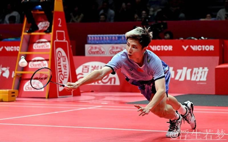 石宇奇直落两局战胜周天成，闯入中国羽毛球公开赛男单决赛