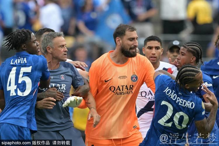 巴黎众将围攻切尔西新援，恩里克锁喉推倒引发30人冲突